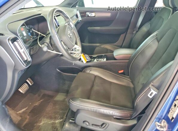 YV4162UM8M2428126 2021 VOLVO XC40 Blue Front interior view
