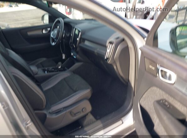 YV4162UMXK2086627 2019 VOLVO XC40 Silver Front interior view