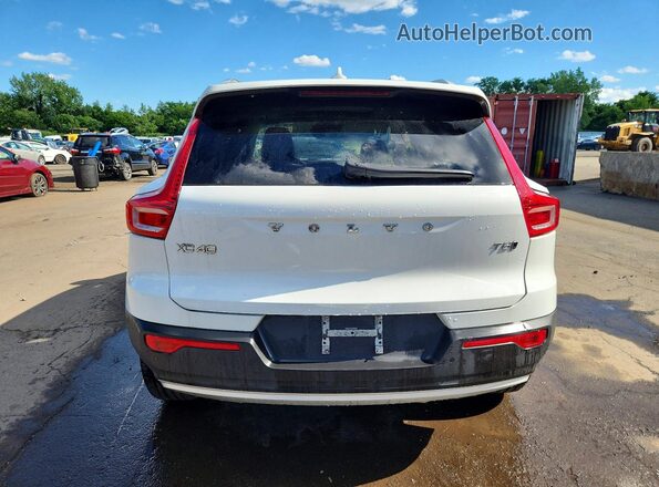 YV4162XZ3K2014319 2019 VOLVO XC40 White Rear view