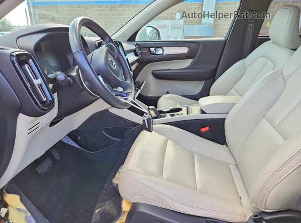 YV4162XZ3K2014319 2019 VOLVO XC40 White Front interior view