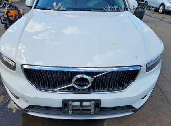 YV4162XZ3K2014319 2019 VOLVO XC40 White Engine compartment view