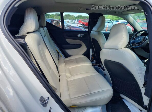 YV4162XZ3K2014319 2019 VOLVO XC40 White Rear interior view