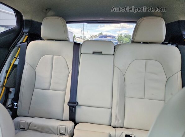 YV4162XZ3K2014319 2019 VOLVO XC40 White Rear seats view