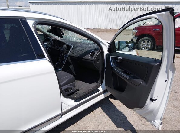 YV440MDK3G2775425 2016 VOLVO XC60 White Front interior view