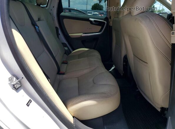 YV440MDR8H2217763 2017 VOLVO XC60 White Widok wnętrza z tyłu