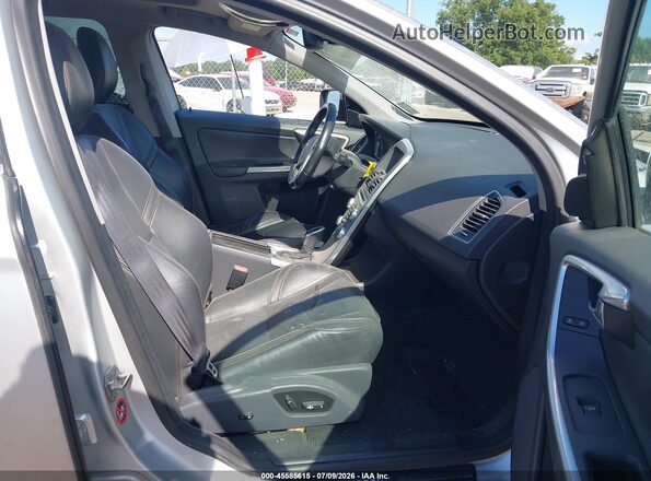 YV440MDR9H2200583 2017 VOLVO XC60 Silver Vista interior delantera
