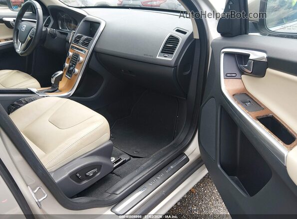 YV440MDU3H2018835 2017 VOLVO XC60 Gold წინა სალონის ხედი