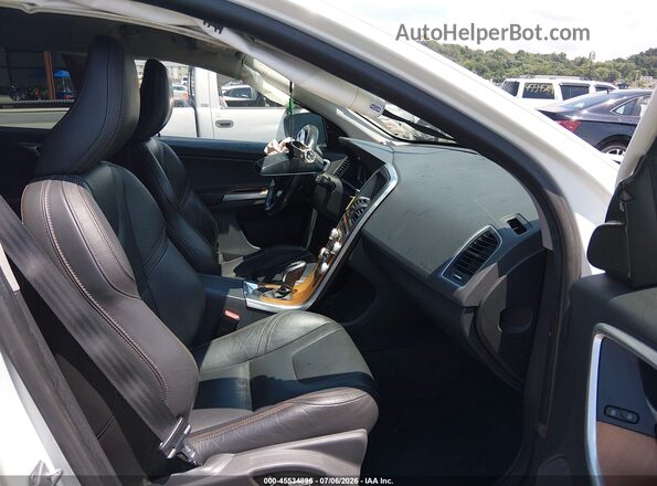 YV440MRU8H2000646 2017 VOLVO XC60 White Widok wnętrza z przodu