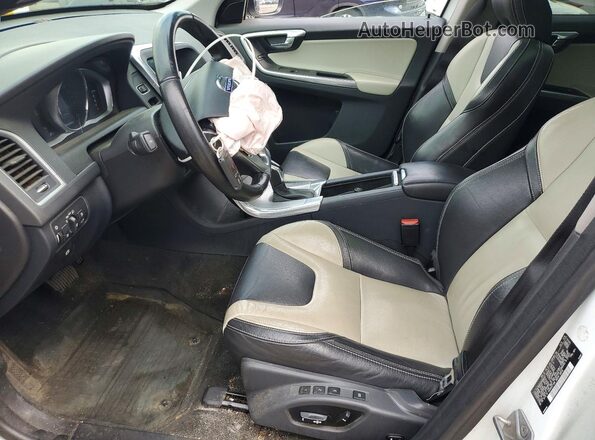 YV449MRR2H2096162 2017 VOLVO XC60 White Widok wnętrza z przodu