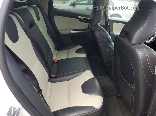 YV449MRR2H2096162 2017 VOLVO XC60 White Widok wnętrza z tyłu