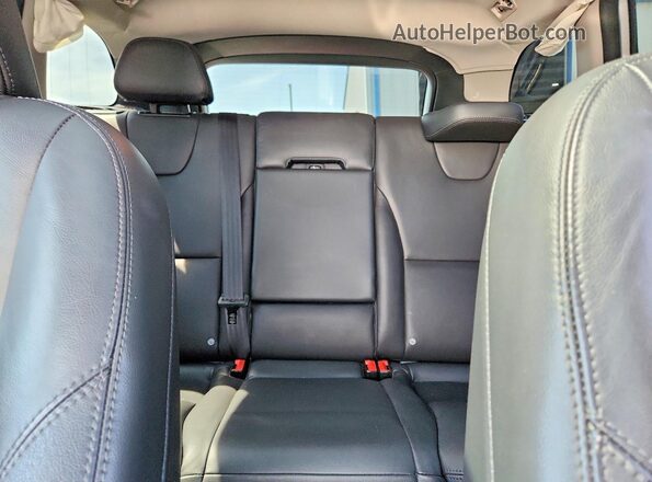 YV449MRU4H2215480 2017 VOLVO XC60 Silver Widok tylnych siedzeń