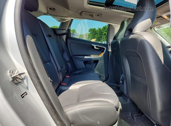YV449MRU4H2215480 2017 VOLVO XC60 Silver Widok wnętrza z tyłu