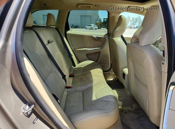 YV4612RM1G2810838 2016 VOLVO XC60 Gold Widok wnętrza z tyłu