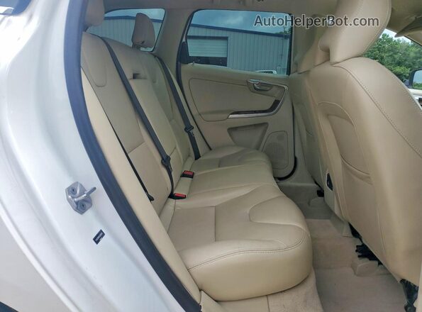 YV4612RM7G2826414 2016 VOLVO XC60 White Widok tylnych siedzeń