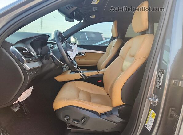 YV4A22PK4J1204357 2018 VOLVO XC90 Silver Front interior view