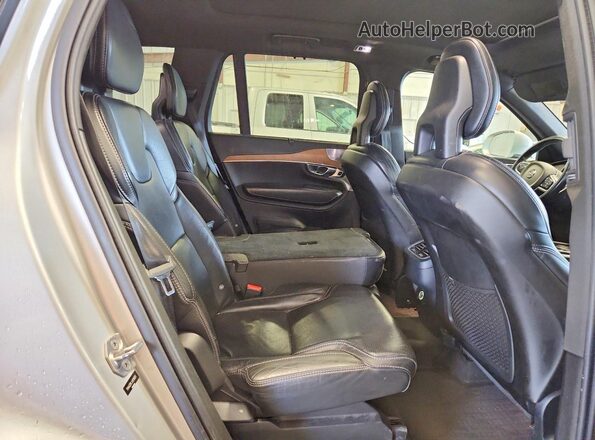 YV4A22PL1J1215051 2018 VOLVO XC90 Silver Vista de los asientos traseros