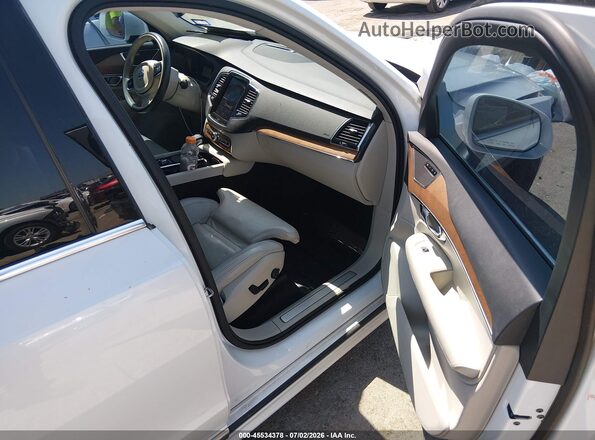 YV4A22PL3H1187618 2017 VOLVO XC90 White Vista interior delantera