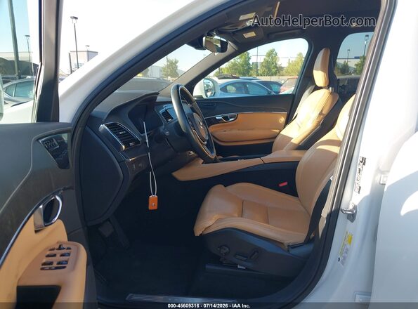 YV4A22PL7M1709371 2021 VOLVO XC90 White Vista interior delantera