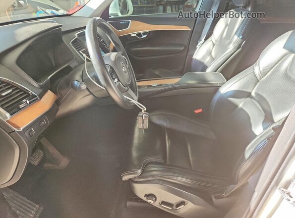 YV4A22PLXJ1387837 2018 VOLVO XC90 White Front interior view