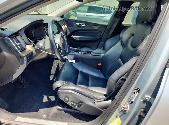 YV4A22RL3J1009789 2018 VOLVO XC60 Silver Front interior view