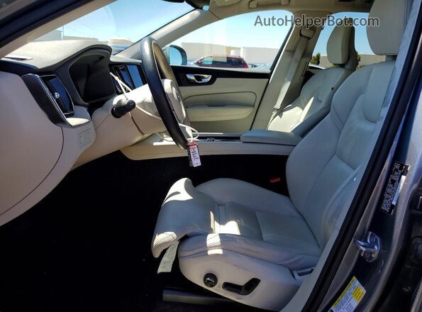 YV4A22RL7J1081093 2018 VOLVO XC60 Gray Vista interior delantera