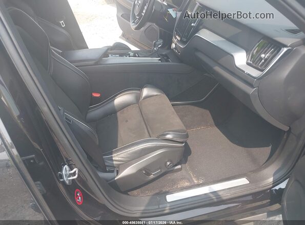 YV4A22RM4J1090732 2018 VOLVO XC60 Черный Вид салона спереди