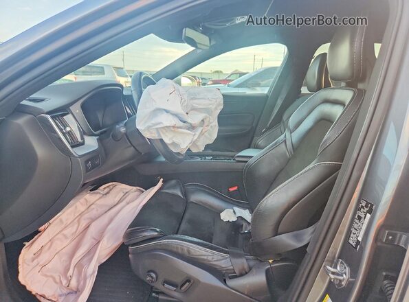 YV4A22RM6J1035375 2018 VOLVO XC60 Gray Vista interior delantera