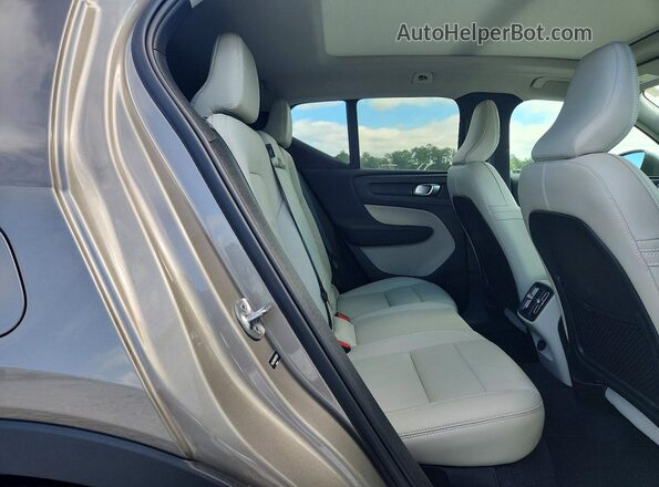 YV4AC2HK5N2723980 2022 VOLVO XC40 Tan უკანა სავარძლების ხედი