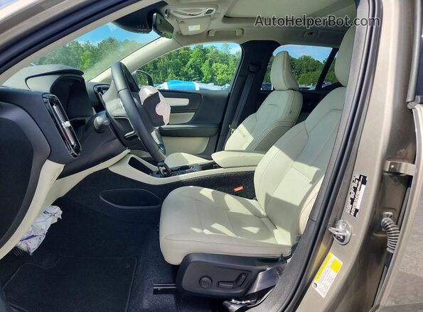 YV4AC2HK5N2723980 2022 VOLVO XC40 Tan წინა სალონის ხედი