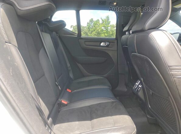 YV4AC2HM4M2566667 2021 VOLVO XC40 White Widok wnętrza z tyłu