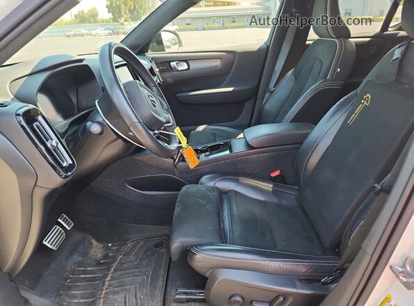 YV4ED3UB4N2692361 2022 VOLVO XC40 White წინა სალონის ხედი