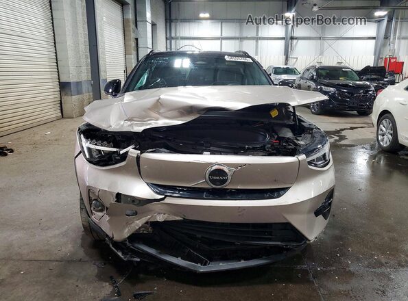 YV4ED3UL3P2102839 2023 VOLVO XC40 Бежевый Вид спереди