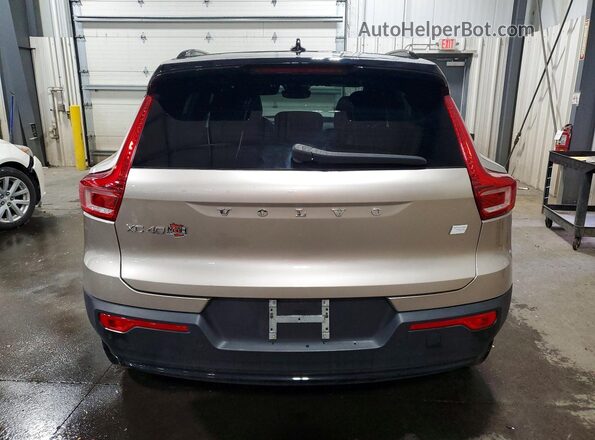 YV4ED3UL3P2102839 2023 VOLVO XC40 Бежевый Вид сзади