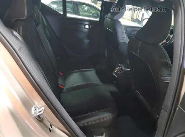 YV4ED3UL3P2102839 2023 VOLVO XC40 Бежевый Вид задней части салона