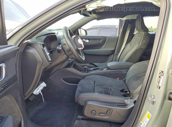 YV4ED3UL4P2100131 2023 VOLVO XC40 Green Սալոնի դիմացի տեսք