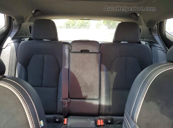YV4ED3UR3M2568156 2021 VOLVO XC40 Red Widok tylnych siedzeń