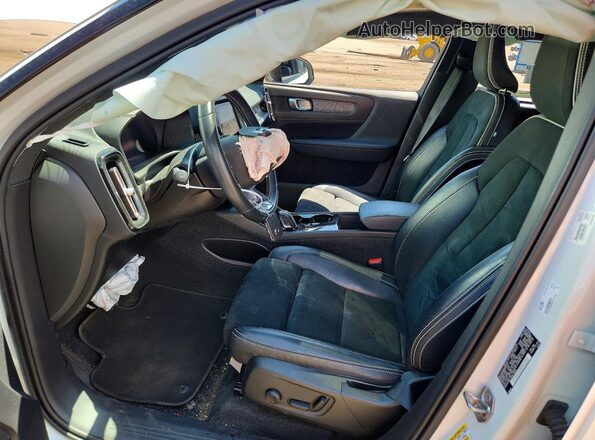 YV4ED3UR8M2574745 2021 VOLVO XC40 White Front interior view