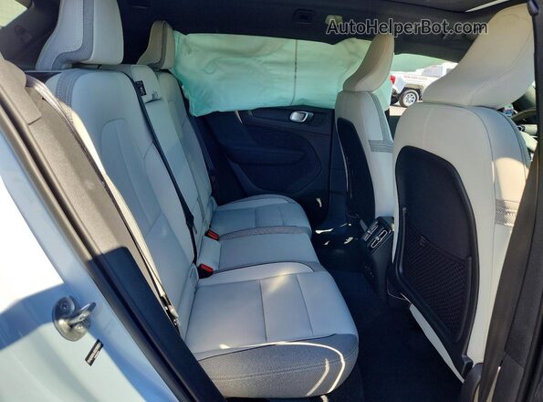 YV4ER3HL0S2595254 2025 VOLVO EX40 Белый Вид задних сидений