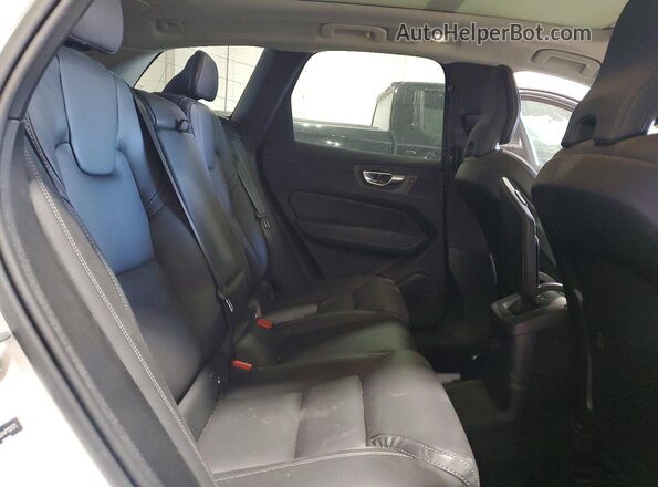 YV4H60DA4P1301375 2023 VOLVO XC60 White Widok wnętrza z tyłu