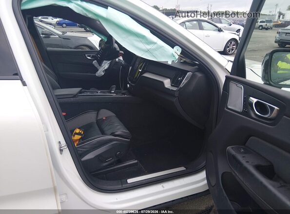 YV4H60DP1N1009376 2022 VOLVO XC60 RECHARGE PLUG-IN HYBRID White Front interior view