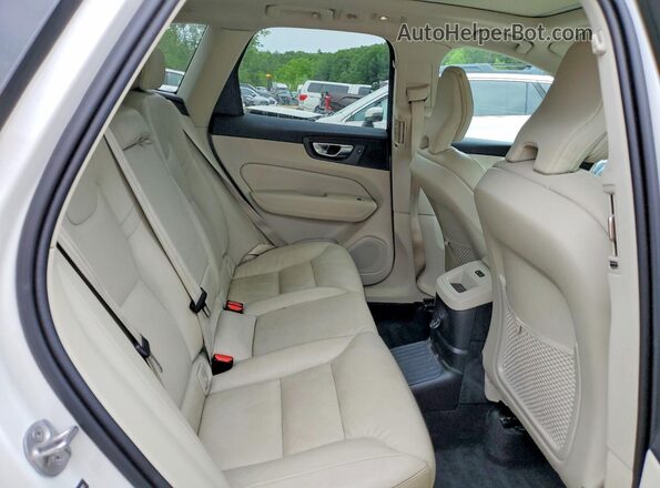 YV4H60DZ0N1040863 2022 VOLVO XC60 White Вид задньої частини салону