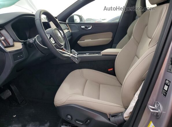 YV4H60RC2T1440733 2026 VOLVO XC60 Серебряный Вид салона спереди