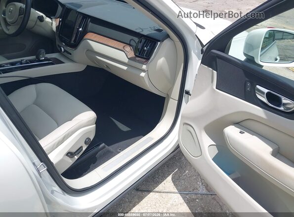 YV4L12DK0N1003433 2022 VOLVO XC60 White Front interior view