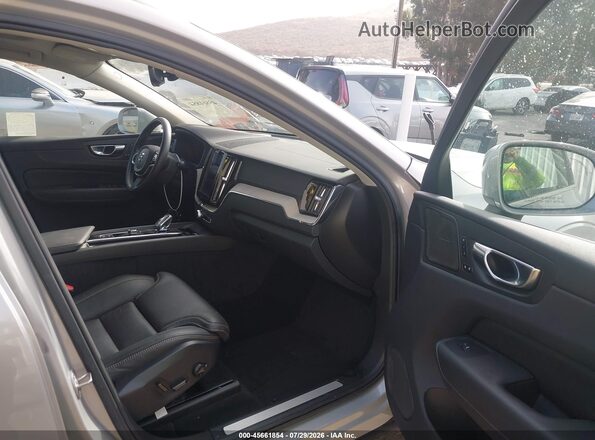 YV4L12DL5N1013609 2022 VOLVO XC60 Серебряный Вид салона спереди