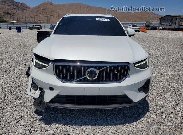 YV4L12UA2P2939381 2023 VOLVO XC40 White Widok z przodu