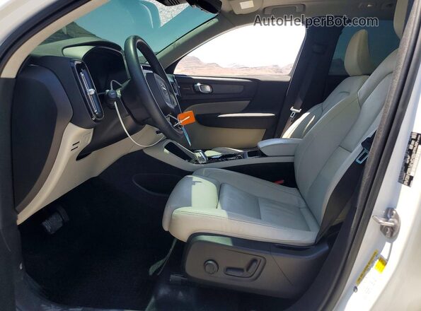 YV4L12UA2P2939381 2023 VOLVO XC40 White Widok wnętrza z przodu