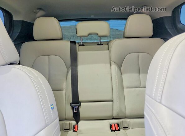 YV4L12UA2P2939381 2023 VOLVO XC40 White Widok tylnych siedzeń