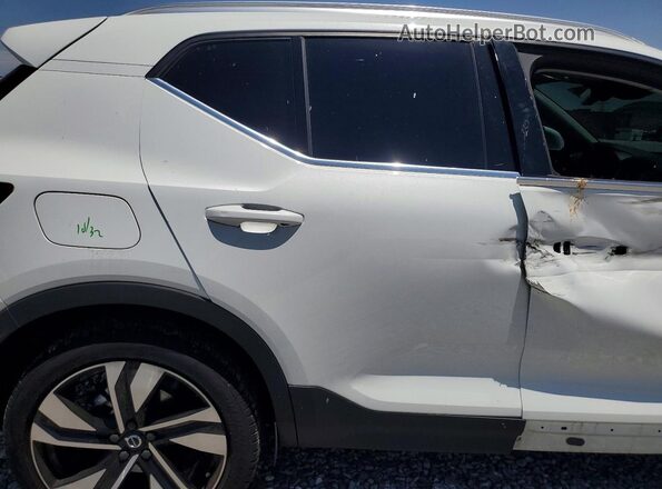YV4L12UA2P2939381 2023 VOLVO XC40 White Widok wnętrza z tyłu