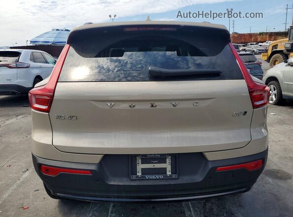 YV4L12UC1T2766898 2026 VOLVO XC40 Tan Вид ззаду