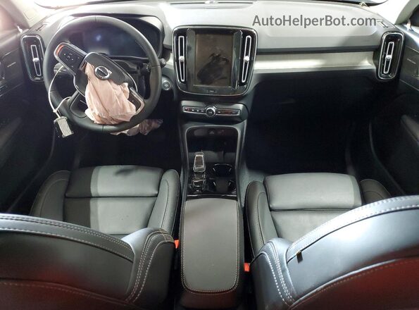 YV4L12UC3T2795755 2026 VOLVO XC40 Gray Dashboard view